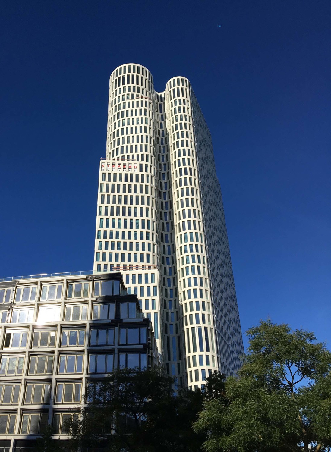 Neben dem Hochhaus entsteht ein achtgeschossiger Riegelbau als Teil des städtebaulichen Ensembles