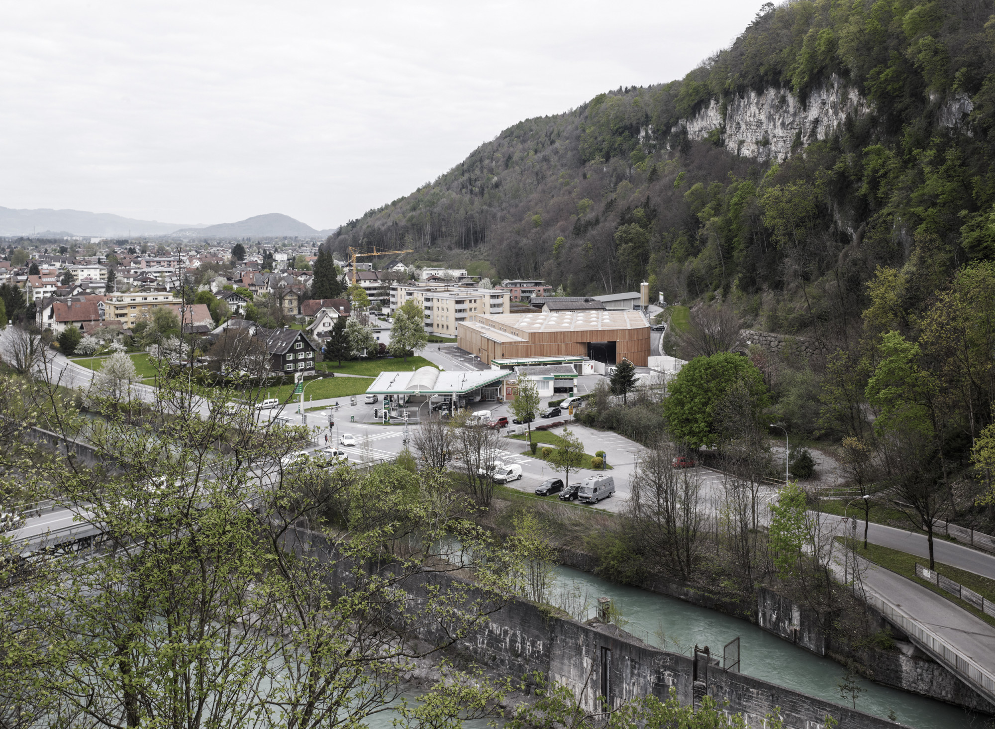 Etwas abgerückt vom Hang schufen die Architekten einen gut neun Meter hohen, weitgehend geschlossenen Flachbau mit geschwungener Gebäudeecke