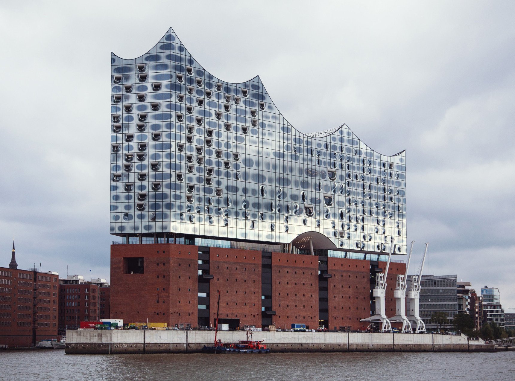 Herzog & de Meuron haben dem alten Kaispeicher A eine gläserne Krone aufgesetzt (Südwestansicht)