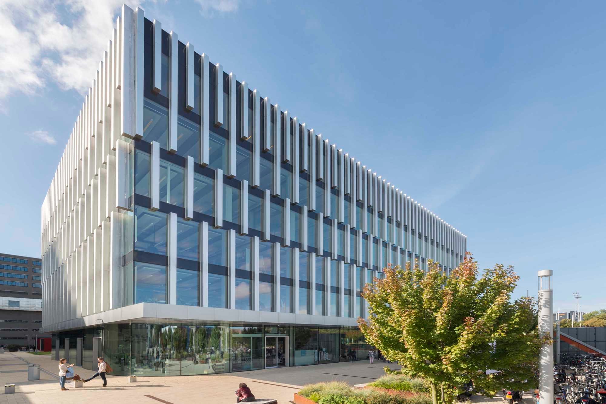 Hinter der Fassade mit Dreifachverglasung stehen Studenten rund 600 Arbeitsplätze zur Verfügung