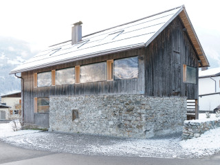 Das über 100 Jahre alte Stallgebäude wurde behutsam saniert und ist heute ein zeitgemäßes Wohnhaus