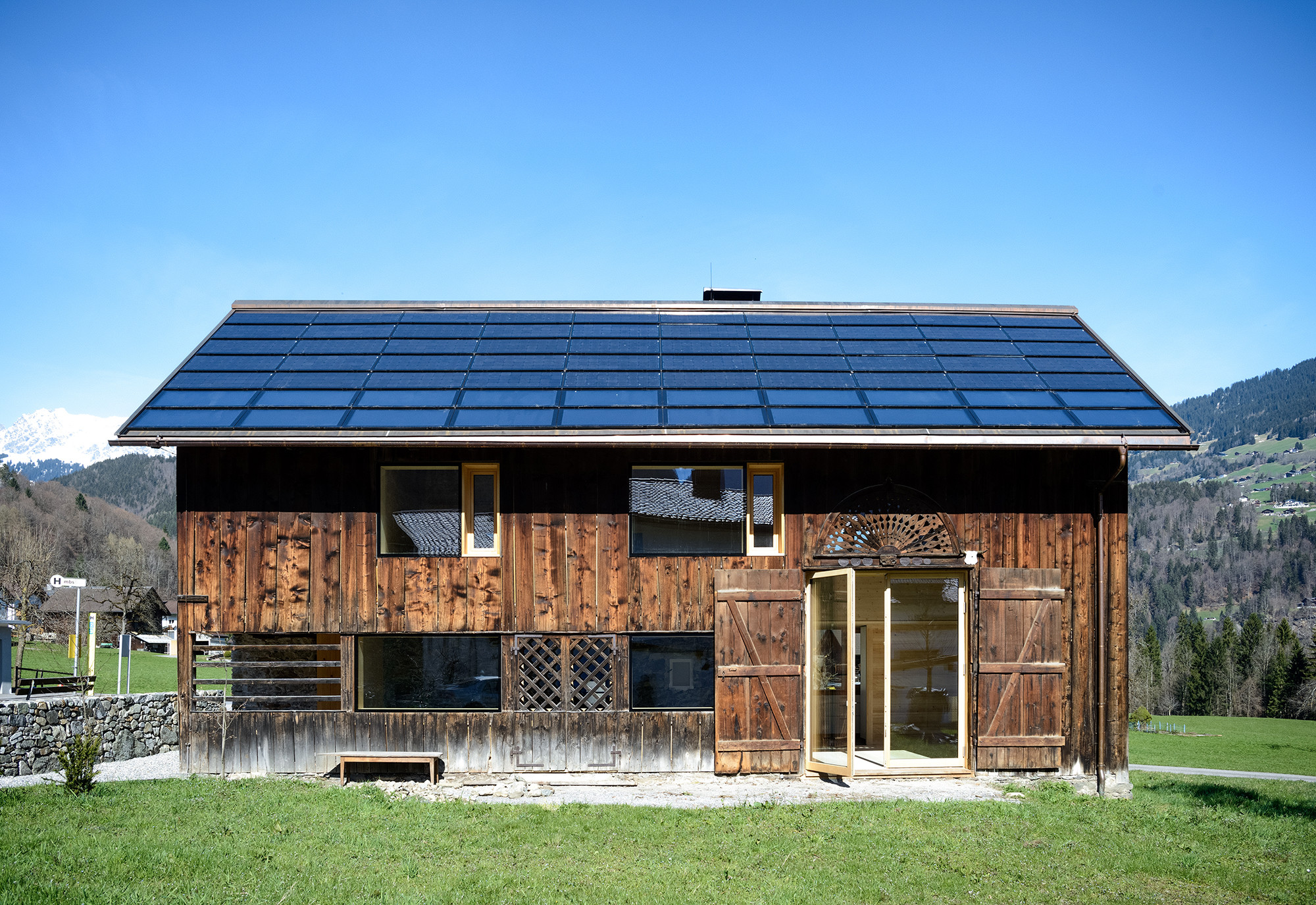 Auf der Südostseite des Satteldachs sind unten zwei Reihen Solarpaneele installiert, darüber Photovoltaik-Module