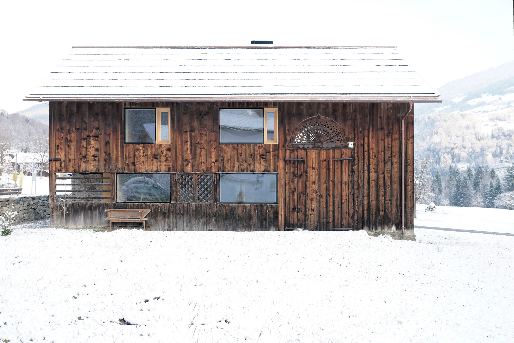 Die Fassade mit ortstypischer Holzschalung wurde gedämmt und erhielt großzügige Öffnungen
