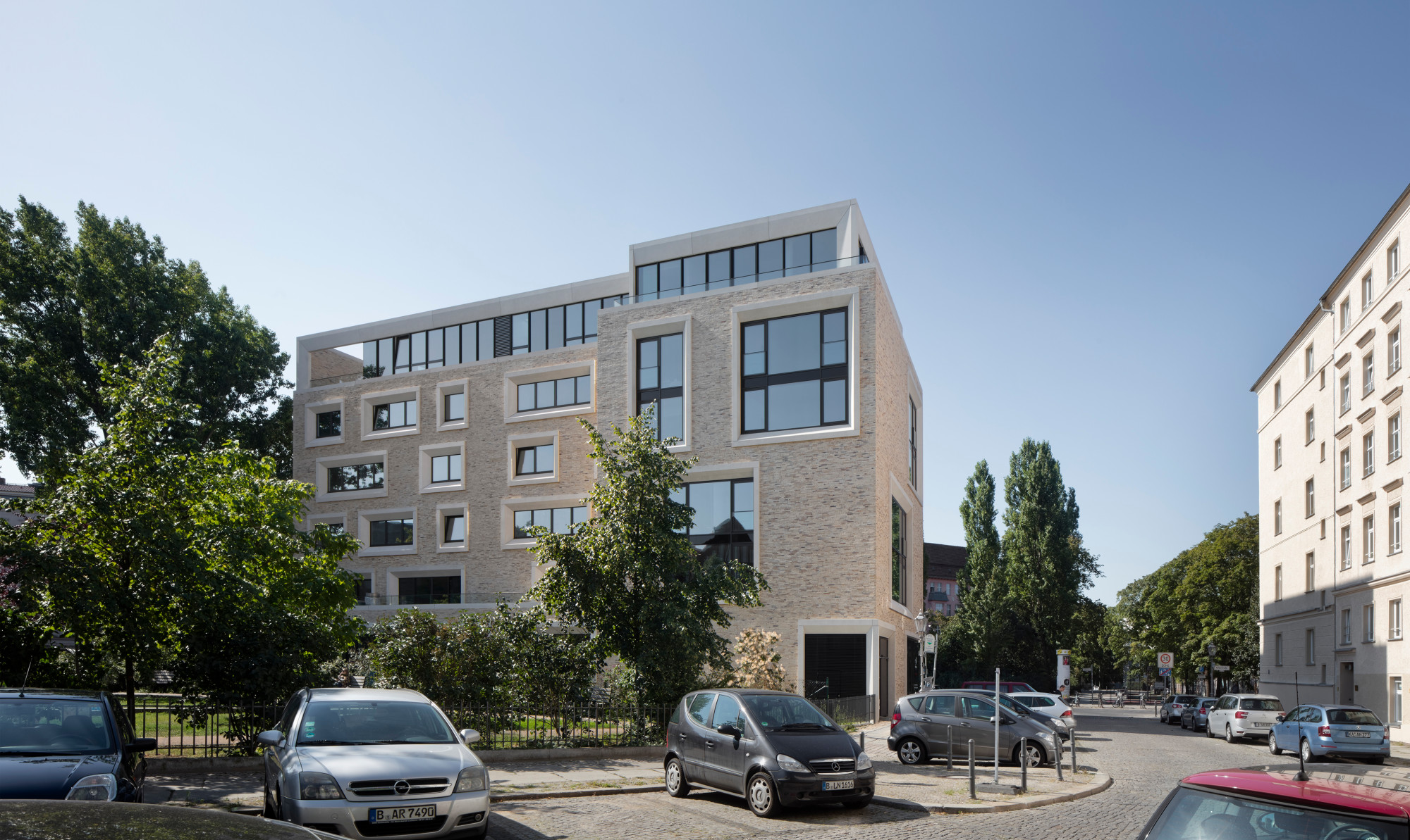 An der Rückseite des Hauses springt die Fassade ab dem ersten Obergeschoss zum Teil zurück