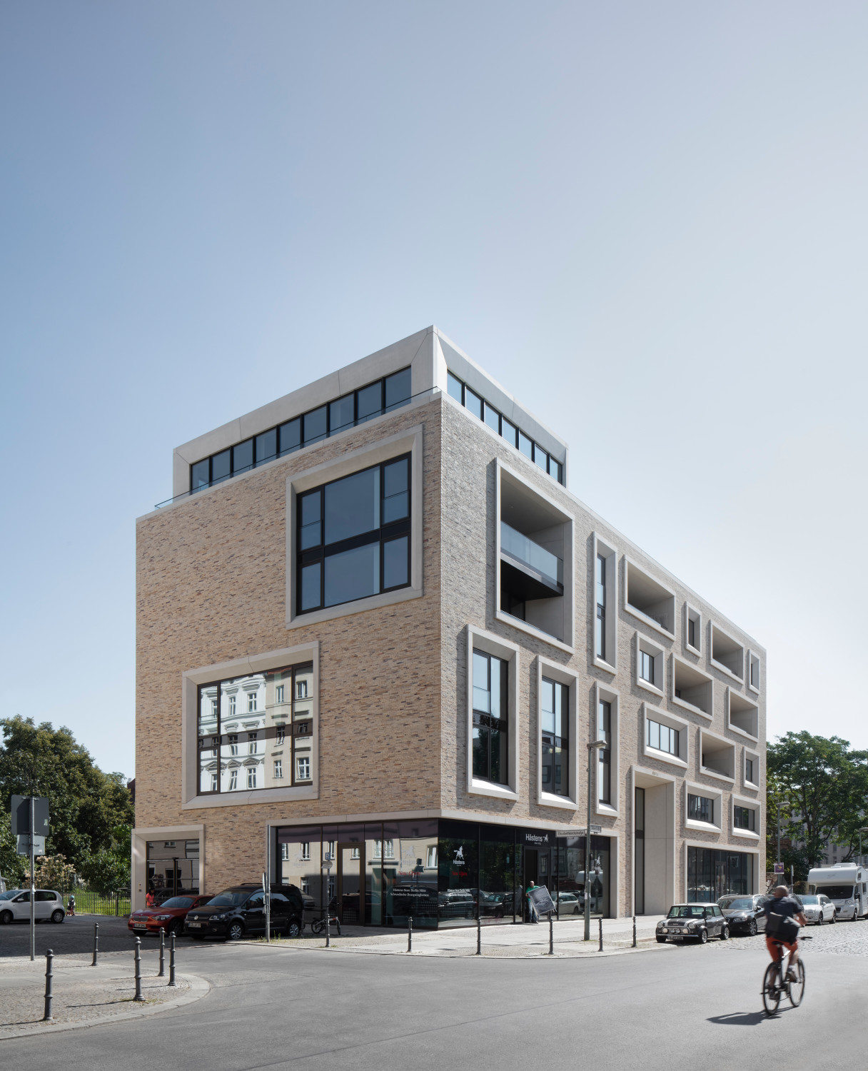 Auf dem Dach des sechsgeschossigen Baukörpers befindet sich ein zum Penthouse ausgebautes Staffelgeschoss