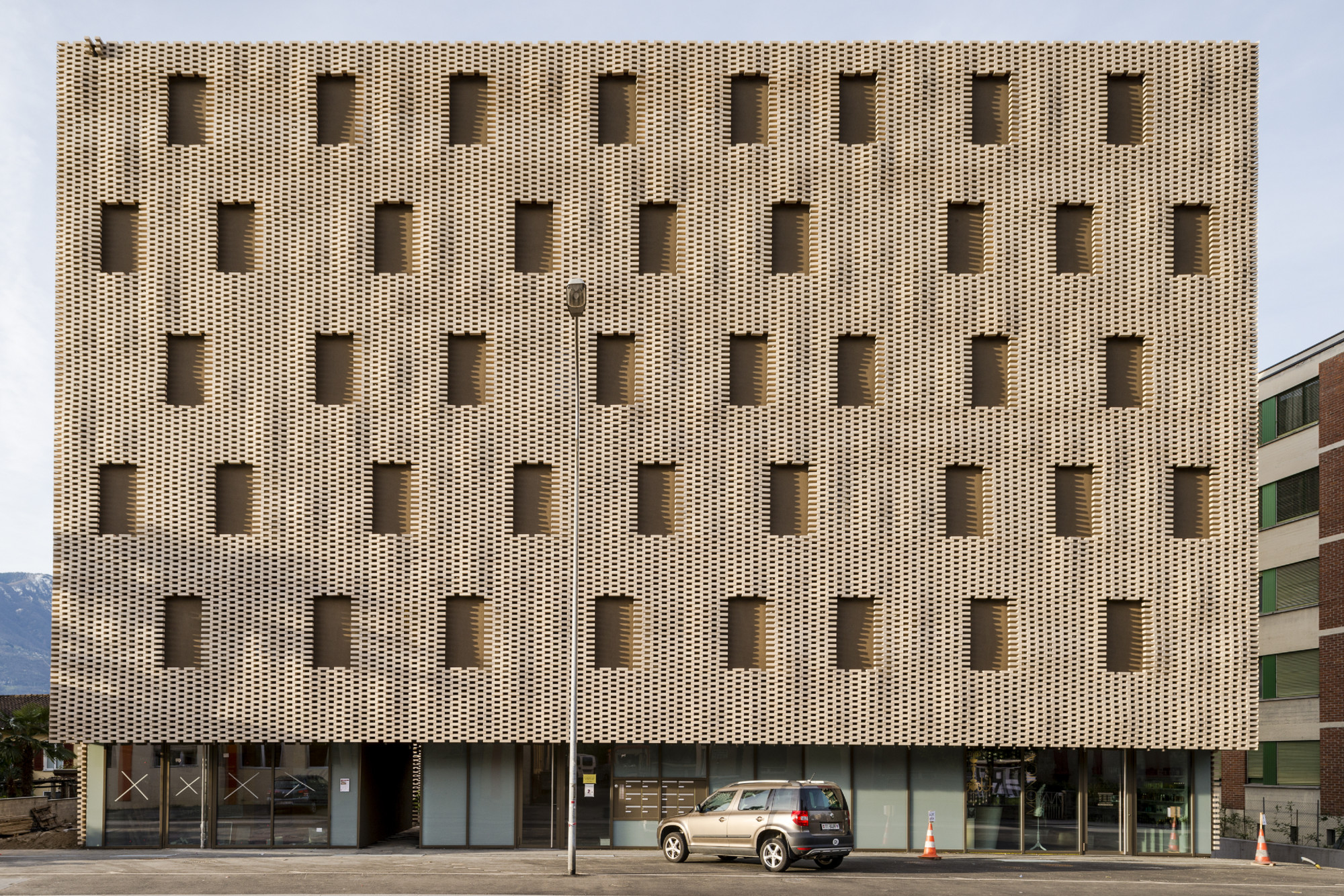 Die regelmäßigen Aussparungen in der Nordfassade erzeugen eine maßstabsgerechte Lochfassade vor der ansonsten geschlossenen Wand