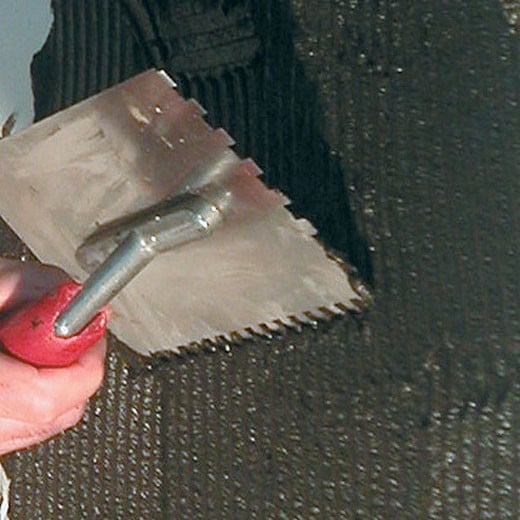 Die Bitumen-Polymer-Textur lässt sich einfach verarbeiten, trocknet schnell durch und bietet wirksamen Schutz gemäß DIN 18195-4 Bauwerksabdichtungen, Teil 4-6