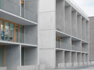 Geschosshohe Verglasungen auf der Nordwestseite des von Jorliak Architekten geplanten Neubaus öffnen sich zur nahen Bucht