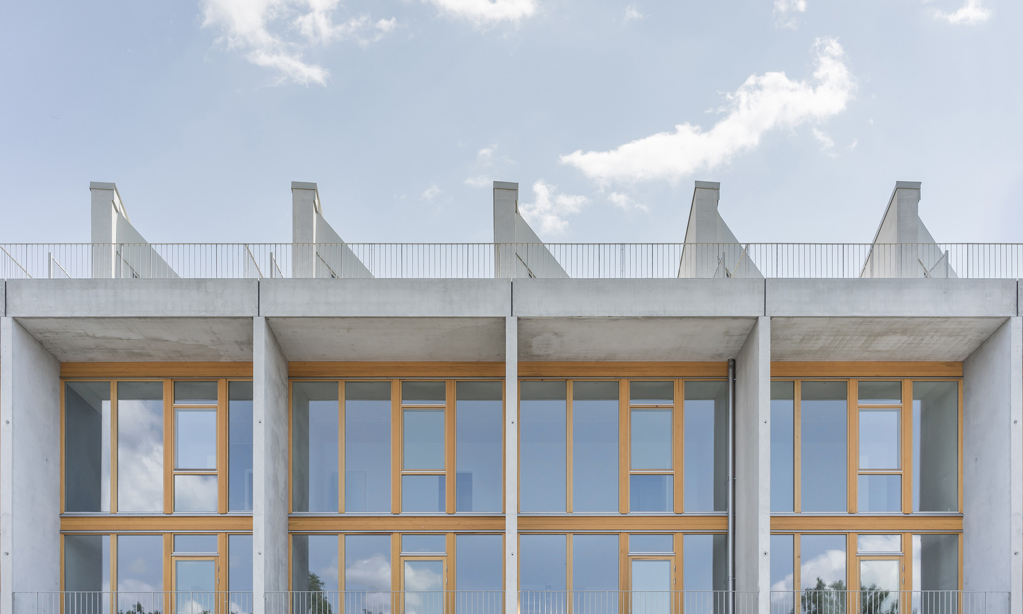 Zeltartig lugen die Aufbauten zur Erschließung der Dachterrassen über das Gebäude