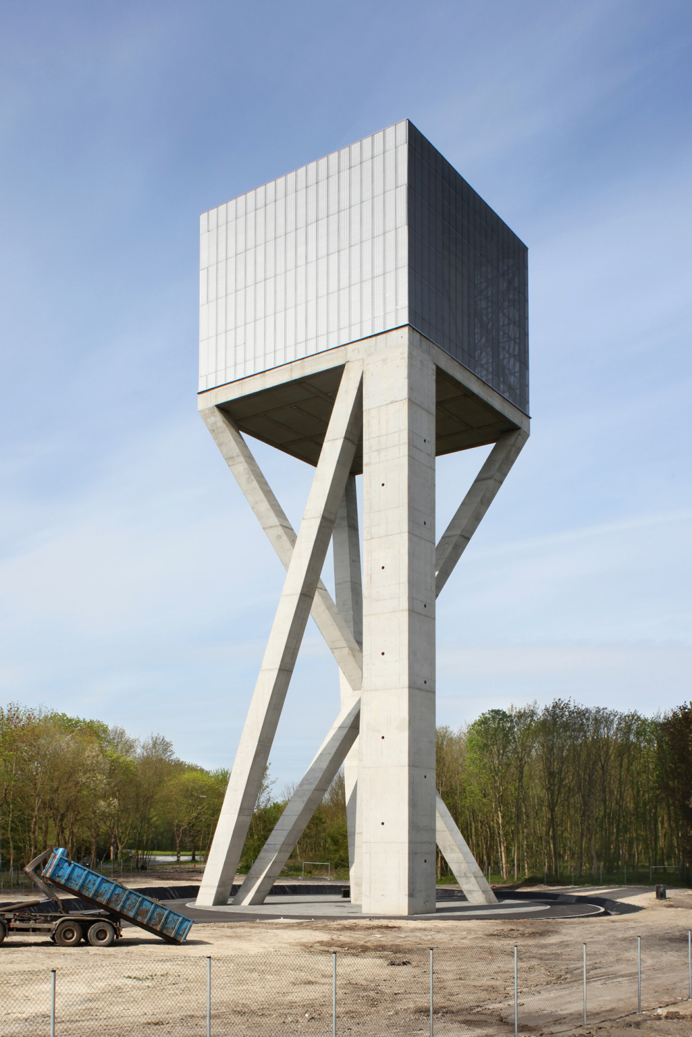 Der Kern mit Treppenhaus und Leitungen sitzt in einer der Ecken der Plattform