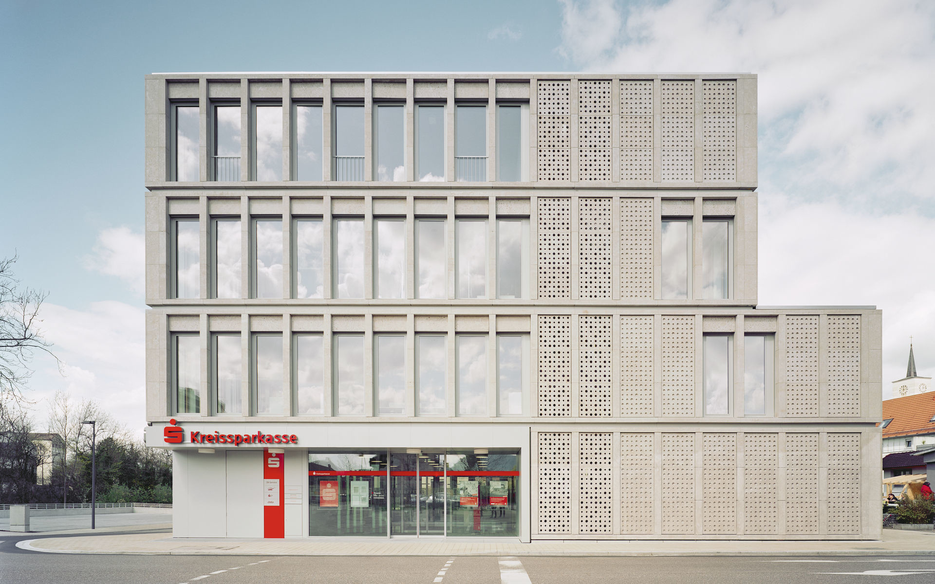 Das Architekturbüro Dauner Rommel Schalk entwarf das Kundenzentrum der Kreissparkasse Göppingen in Süßen