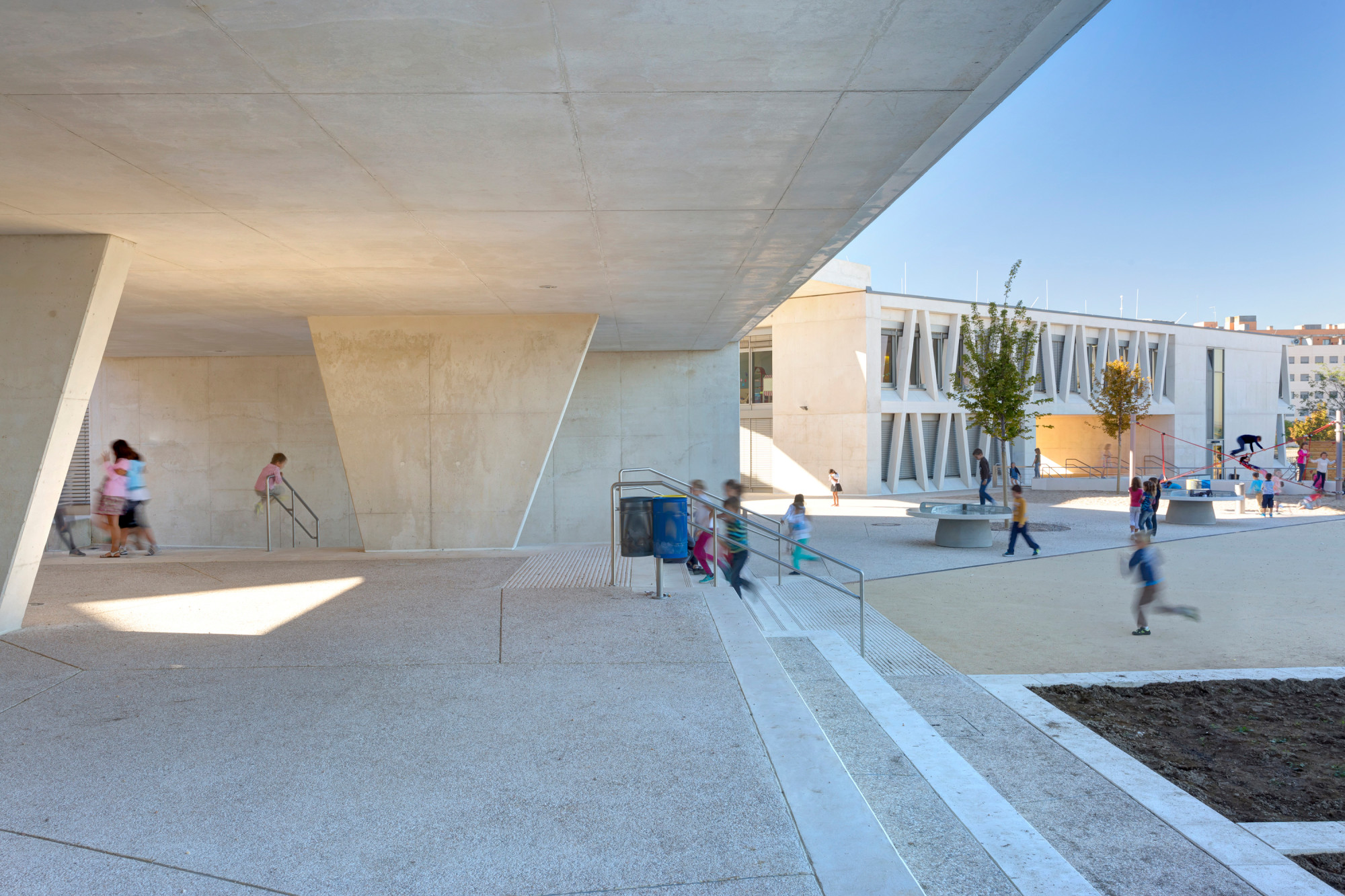 Deutsche Schule in Madrid | Glas | Bildung | Baunetz_Wissen