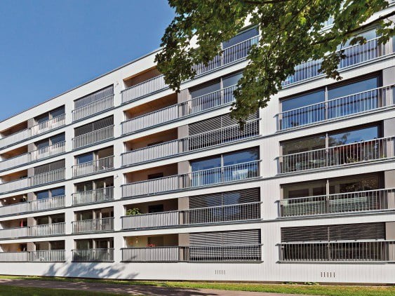 Die großformatigen Holzbauelemente werden nach Aufmaß vorgefertigt