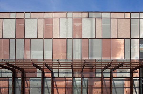 Das beschichtete Gewebe sorgt dafür, dass die Fassade kupfer- und goldfarben schimmert
