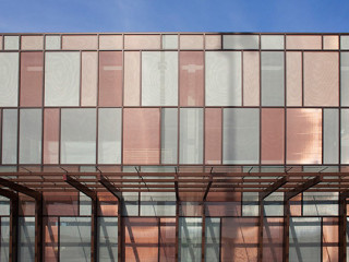 Die Glasfassade des neuen Terminalgebäudes im isländischen Keflavik ist mit eingelegtem Aluminiumgewebe ausgerüstet