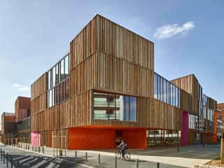Das Architekturbüro Dominique Coulon & associés plante die Grund- und Vorschule Simone Veil als zwei- bis viergeschossigen Gebäudekomplex (Ostansicht)