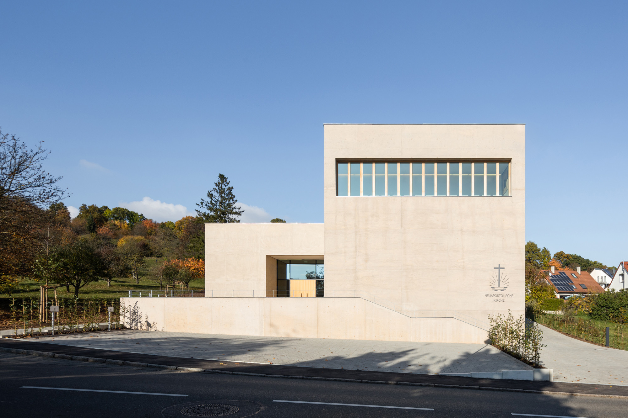Eine Treppe führt auf ein erhöhtes Plateau, von dem aus die Kirche erschlossen wird