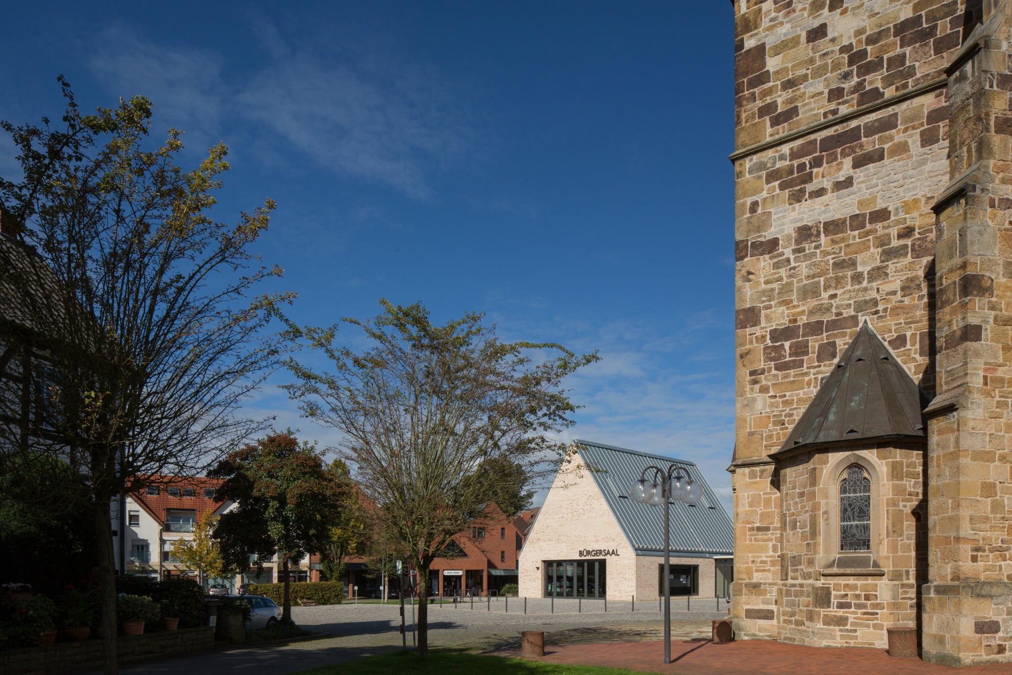 Die Neubauten geben dem zentralen Kirchplatz eine neue Fassung