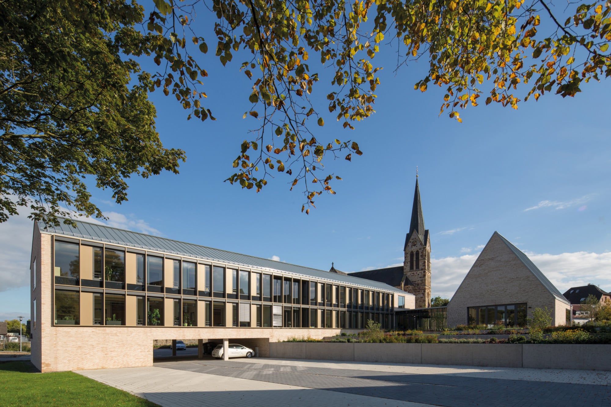 Das Rathaus ist ein Riegelbau mit horizontalen Fensterbändern an den Traufseiten (Nordwestansicht)