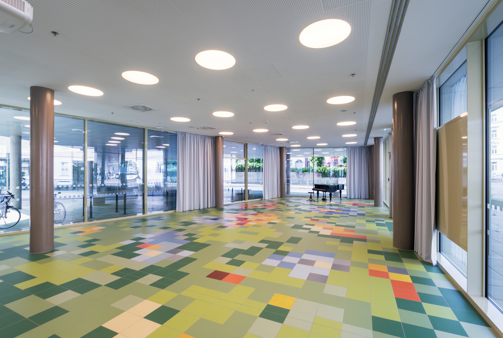 Veranstaltungssaal im Erdgeschoss: Farbige Fliesen nach einem Entwurf der Architekten