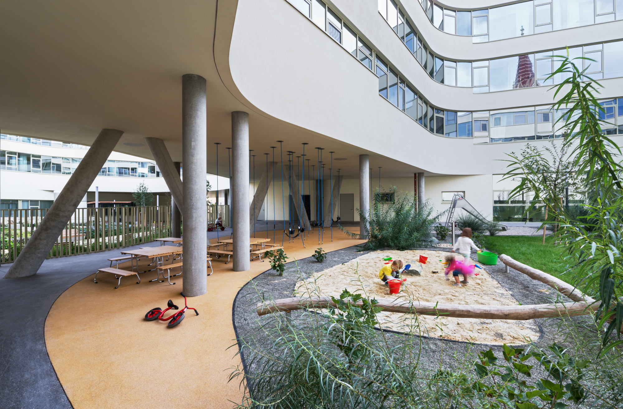 Auch ein Kindergarten mit Außenspielfläche ist Teil des Gebäudekomplexes