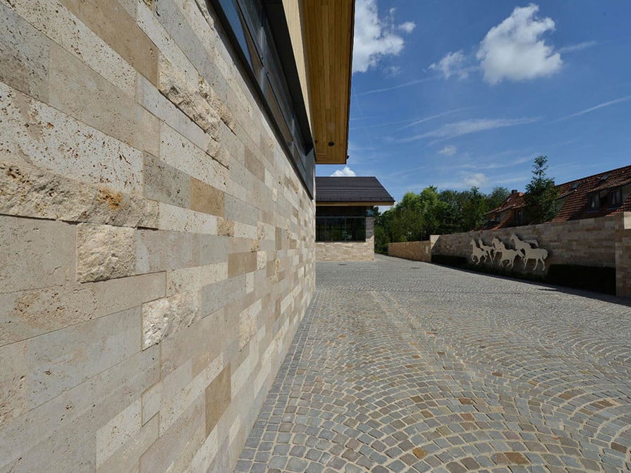 Mit rund 1.300 Quadratmetern Thüringer Travertin wurden die Gebäude einer Pferdesportanlage in Hessen verkleidet