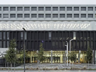 Die dreiteilige Gliederung der Fassade des Forschungszentrums EDF Energy spiegelt das Raumprogramm im Gebäude wieder