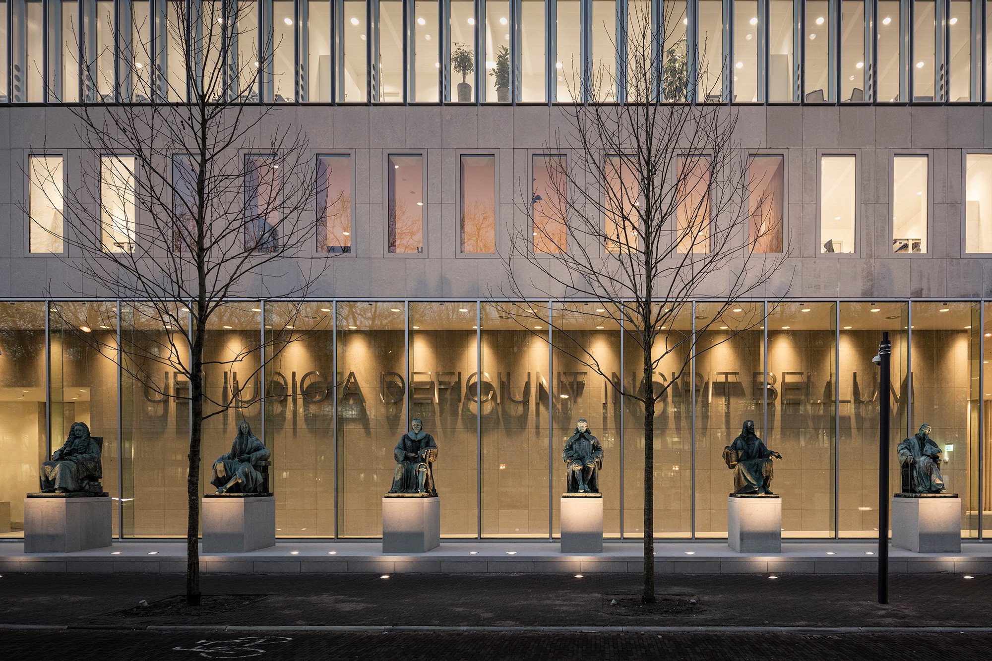 Gerichtshof der Niederlande in Den Haag | Glas | Büro/Verwaltung ... Gerichtshof der Niederlande in Den Haag | Glas | Büro/Verwaltung ...