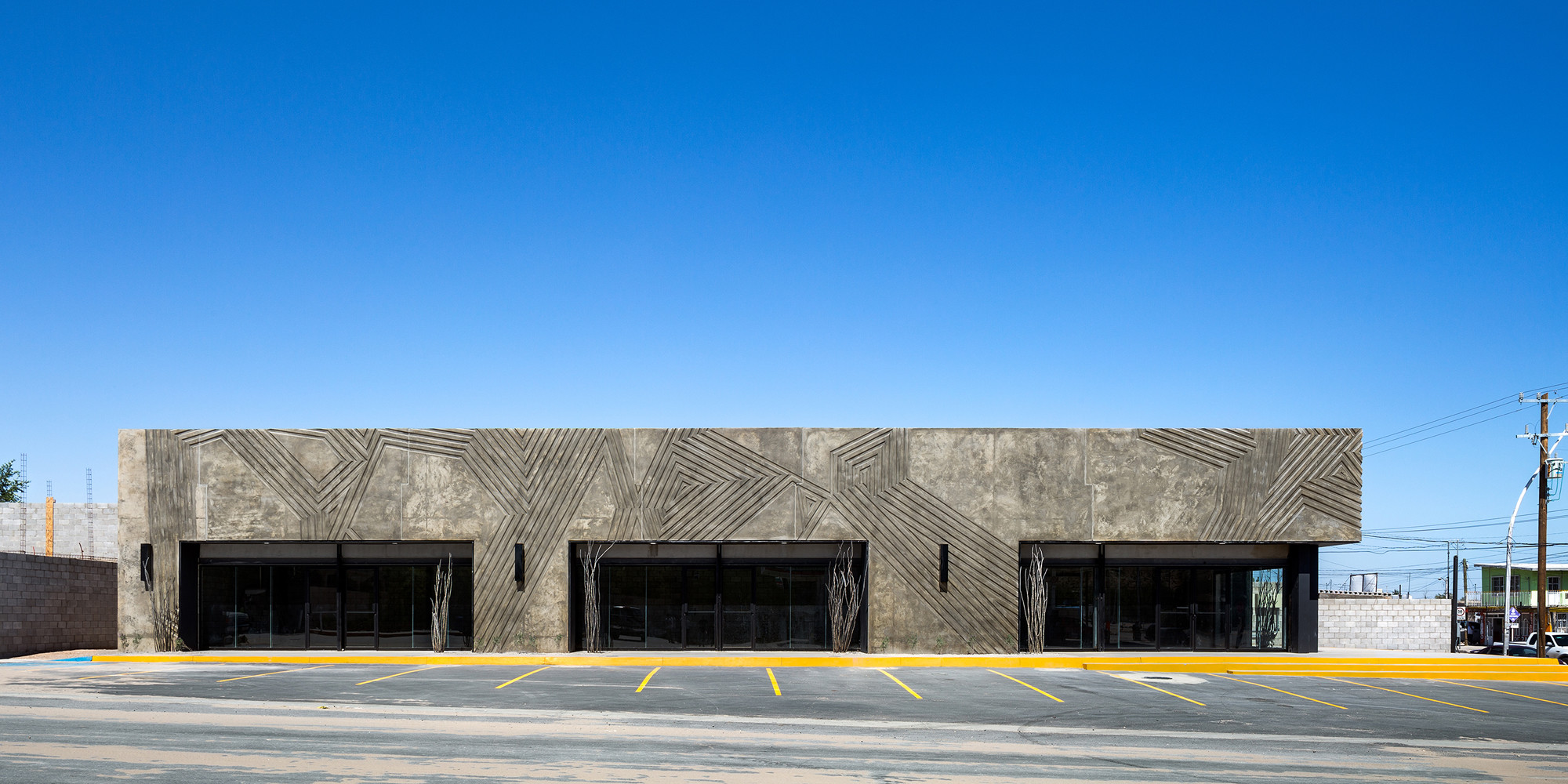 Ein gezacktes Relief überzieht die Betonpaneele der Nord- und Ostfassade