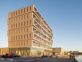 Holz trägt das mehrstöckige, von Frantzen et al Architekten entworfene Wohnhaus in Amsterdam-Noord