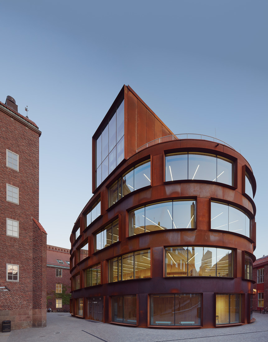 Der Erweiterungsbau der Architekturfakultät wurde inmitten eines Hofes auf dem bestehenden Campusgelände platziert