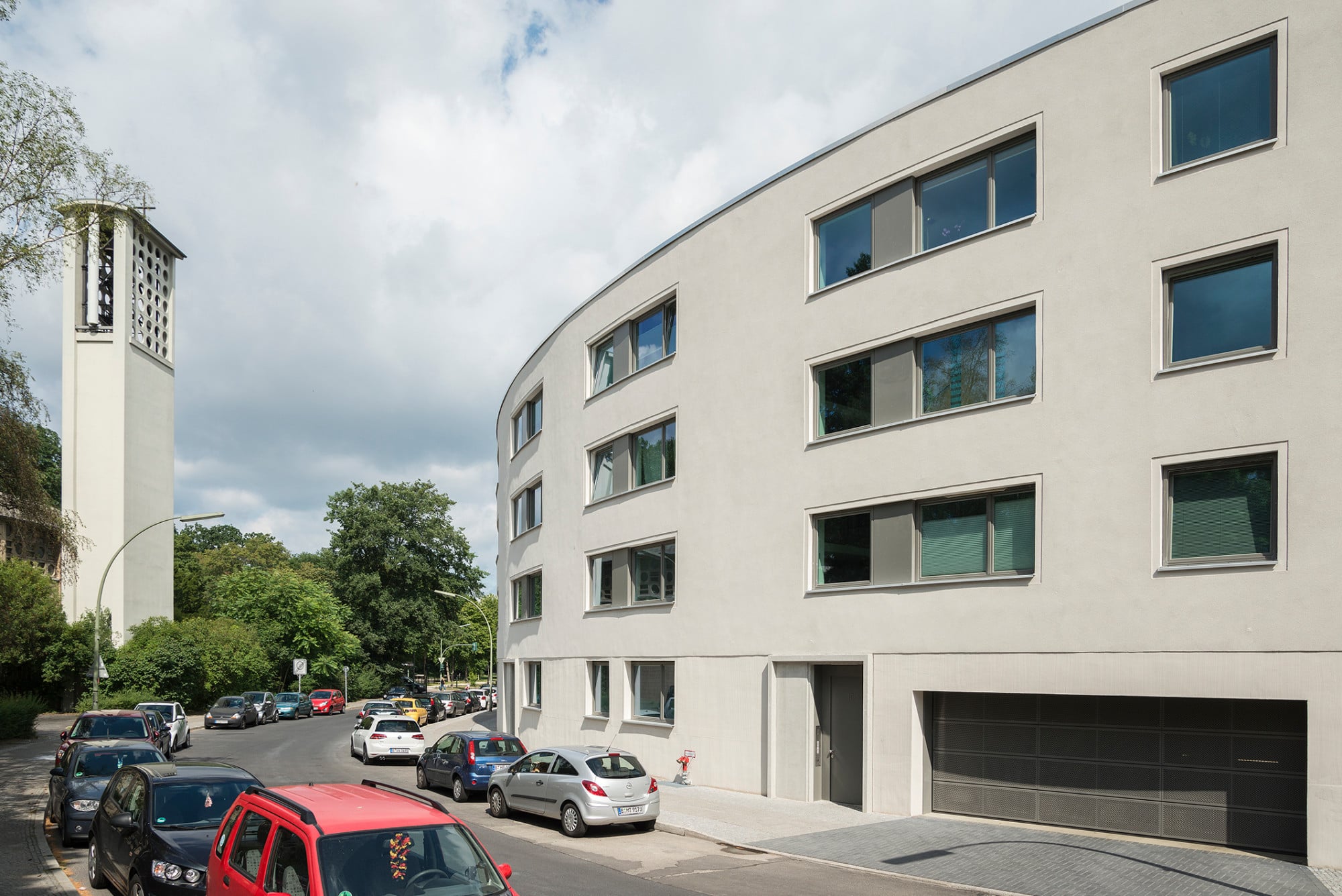 Der mit Wärmedämmputz versehene Ziegelbau folgt dem Schwung der Schwyzer Straße