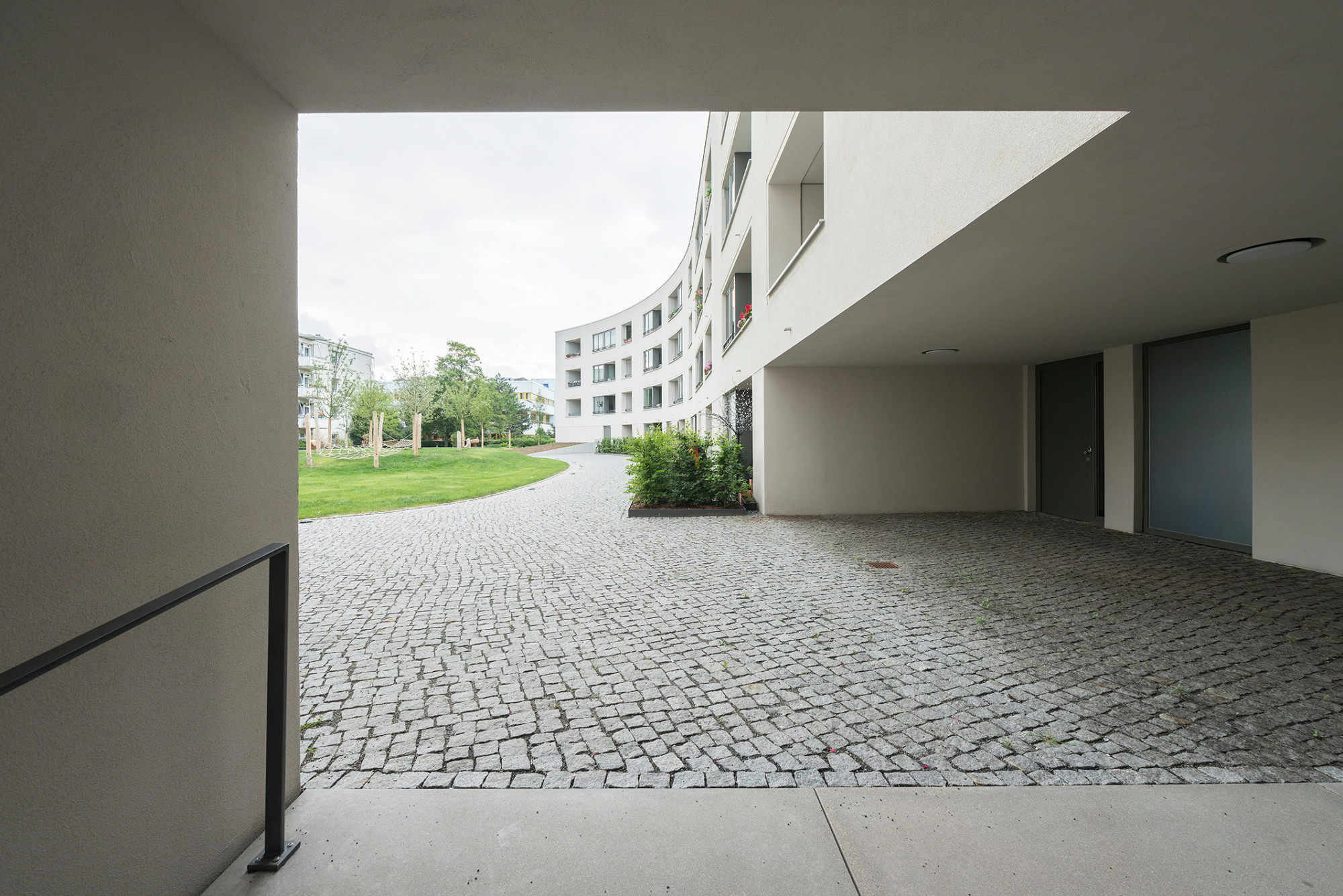 An der Kreuzung Schwyzer/Barfusstraße öffnet sich ein Durchgang zum begrünten und mit Obstbäumen bepflanzten Innenhof; an der Ecke ist ein Café untergebracht
