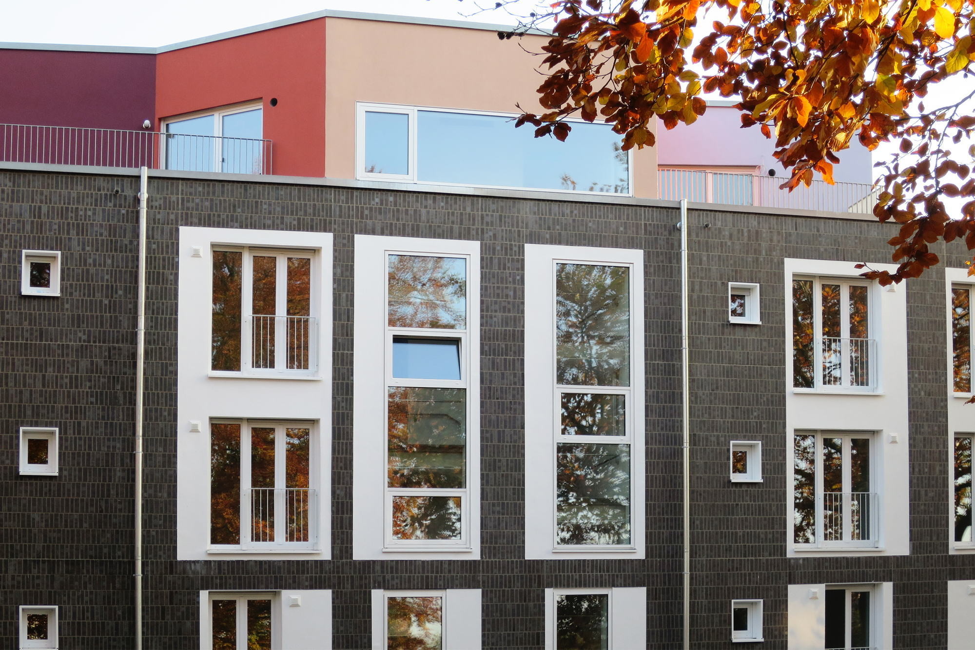 Das Staffelgeschoss ist polychrom in warmen Farbtönen gehalten