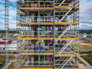 Anforderungen an Gerüsttreppen sind in der TRBS 2121 Teil 1, der DGUV Regel 101-002 und in der DIN EN 12811 zu finden. 