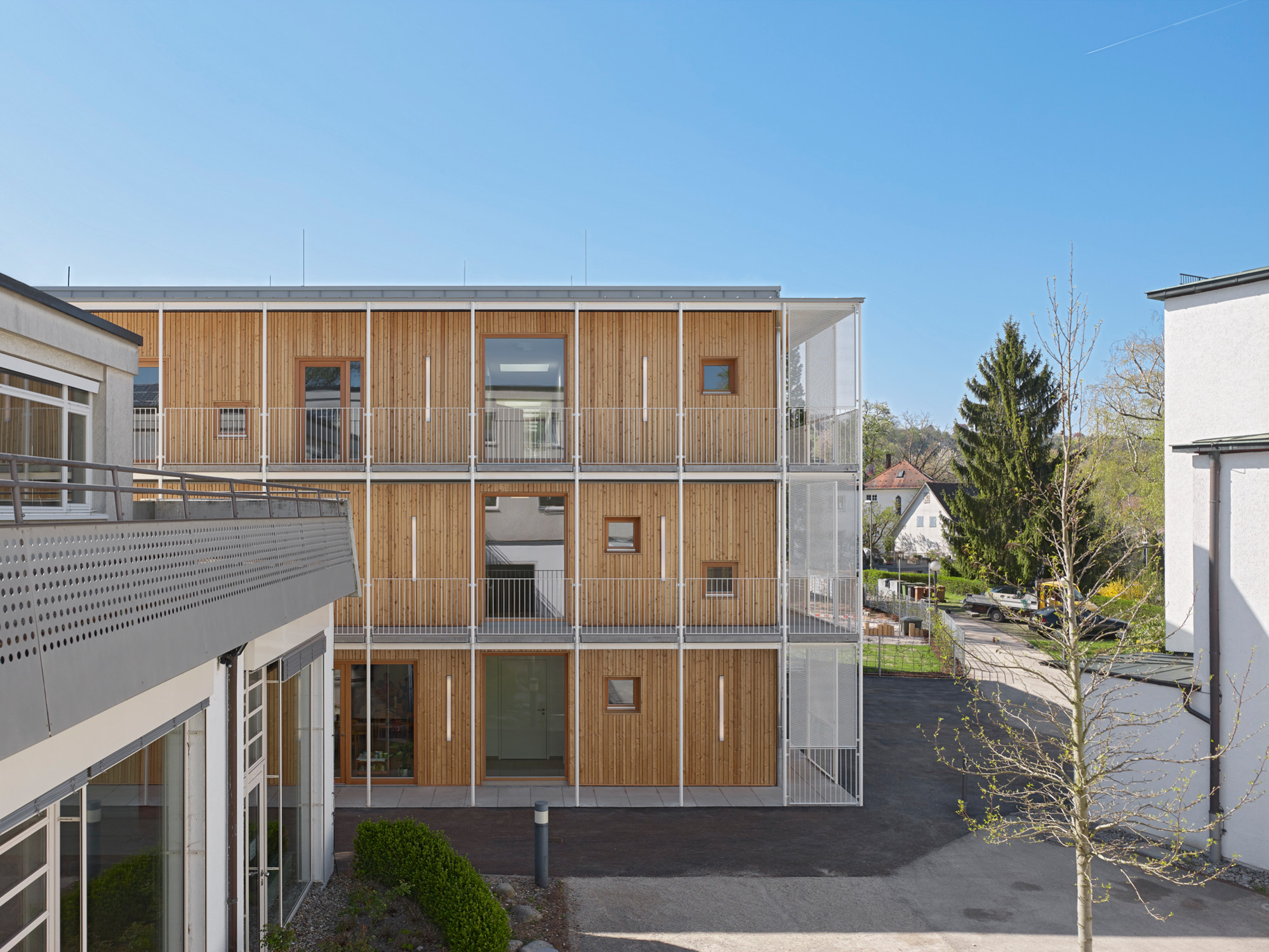 Das Kinderhaus fasst den trapezförmigen Platz an der Südseite (Ausschnitt Nordansicht)