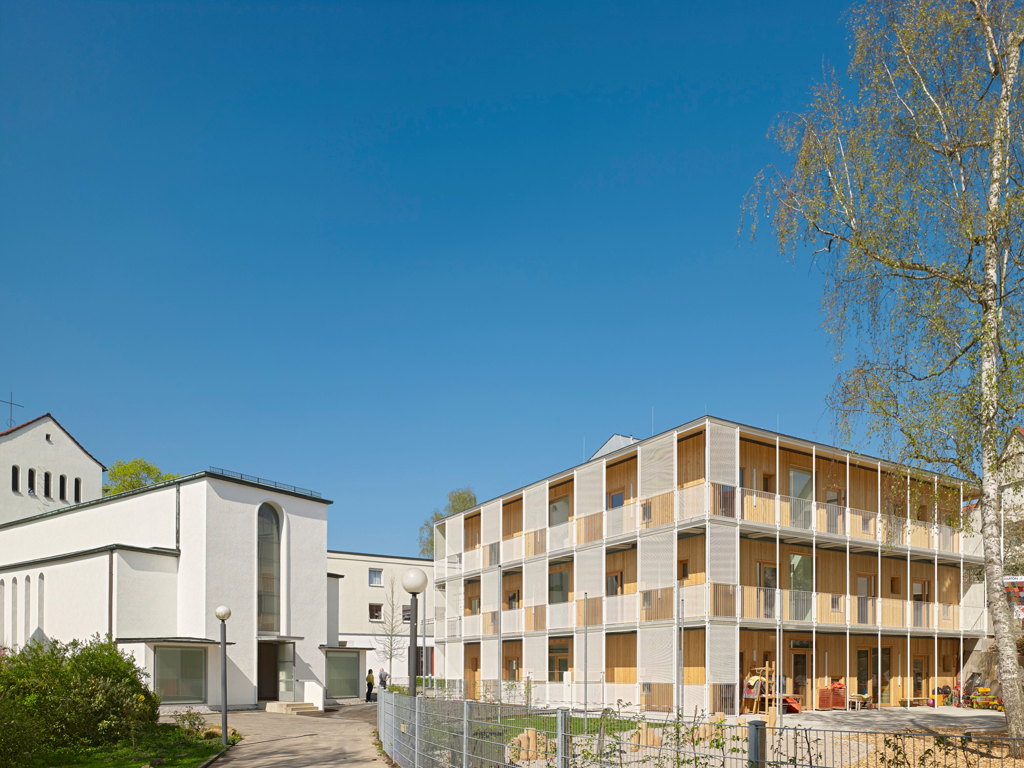 Das Kinderhaus vervollständigt das Ensemble aus St. Antonius Kirche und Gemeindehaus (Südwestansicht)