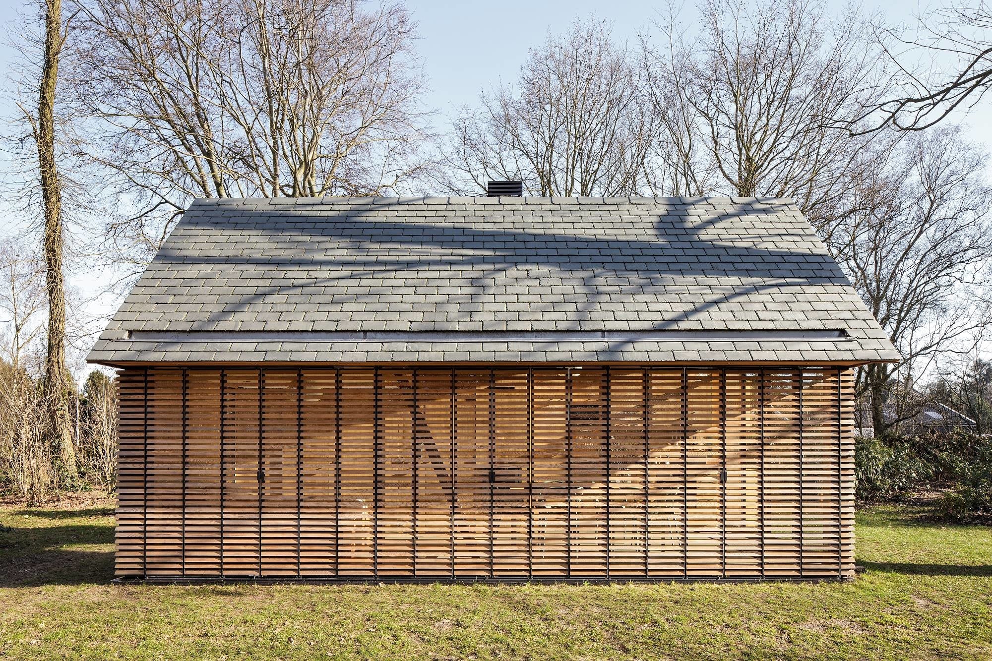 Mit den Fensterläden kann die Westfassade vollständig verschlossen werden