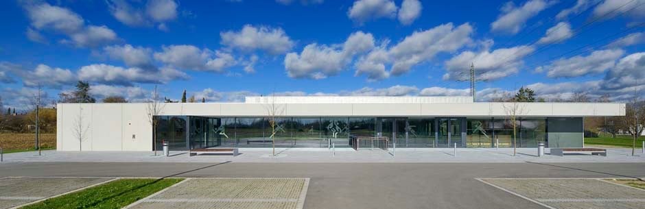 Die Halle als Herzstück des Gebäudes überragt die rahmenden Nebenfunktionen ein Stück weit (südliche Eingangsseite)