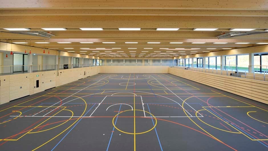 Werden die drei Felder zusammengelegt, ergibt sich ein Sportfeld mit 46 x 30 Metern Seitenlänge, das mit schwarzem Linoleum belegt ist