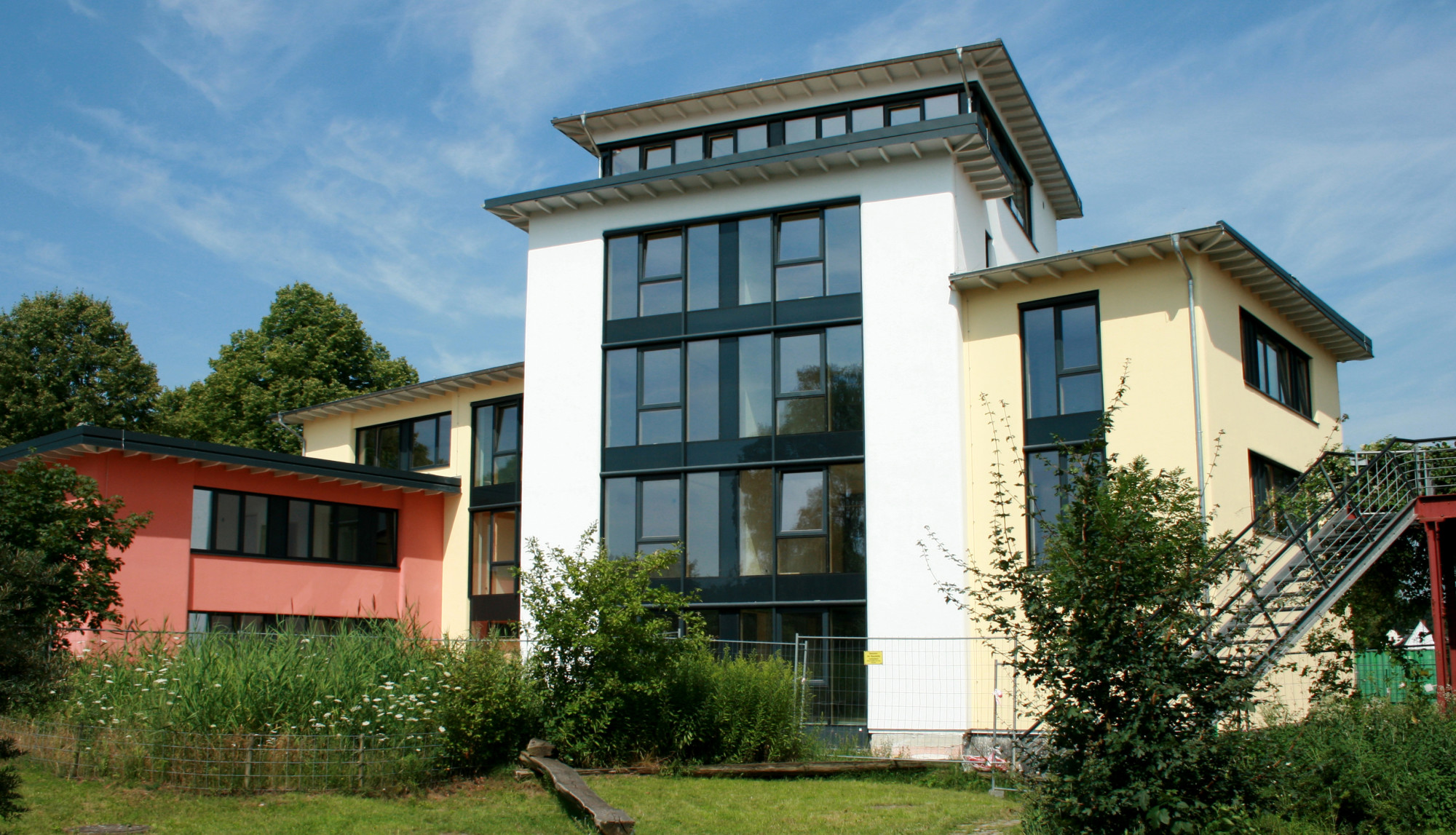 Das Norddeutsche Zentrum für Nachhaltiges Bauen wurde aus vorgefertigten strohballen-gedämmten Holrahmen-Elementen errichtet
