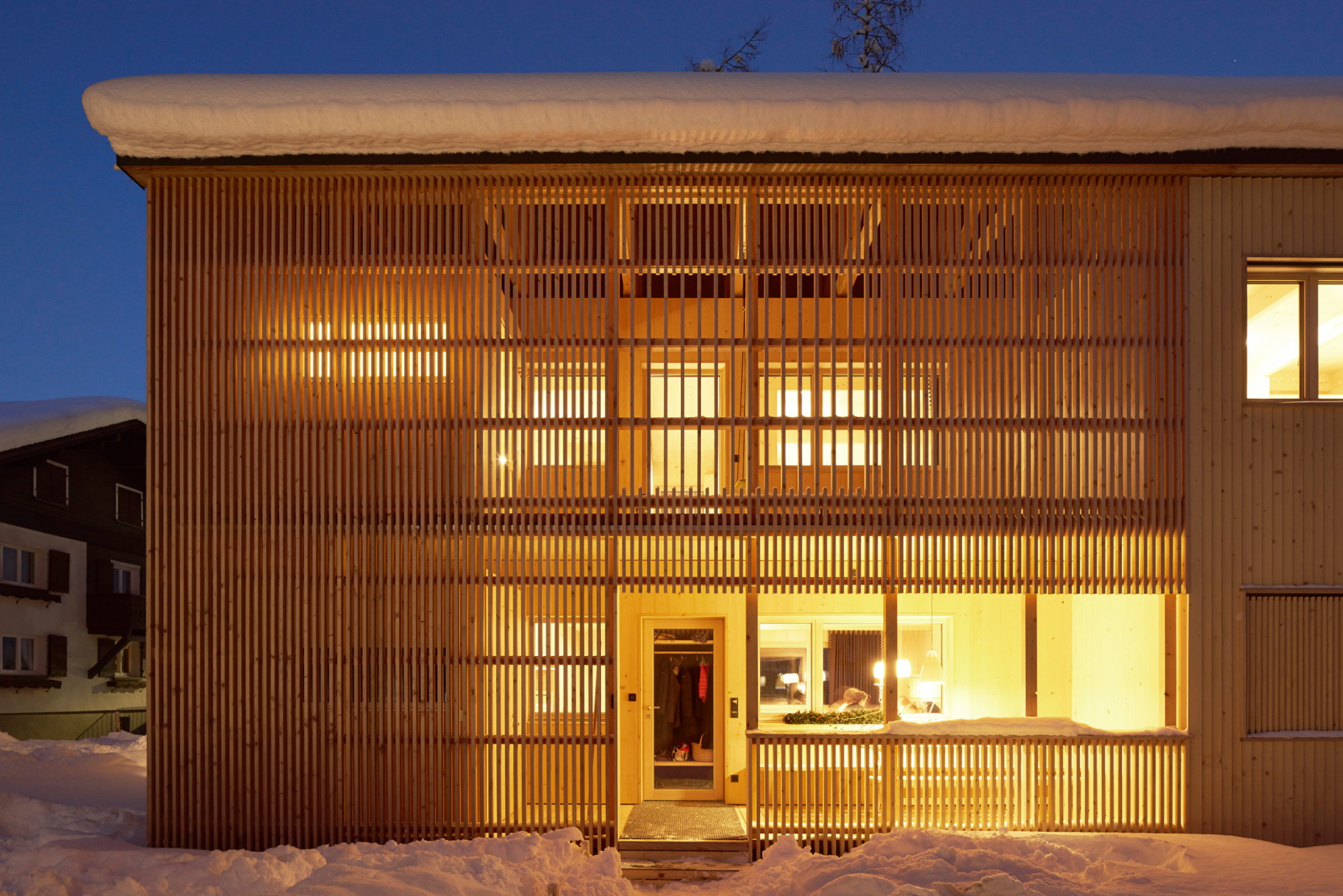 Vier Raumzellen mit Veranda und Dachstuhl bilden eine Wohnheit (die Abb. zeigt Haus 1 mit Veranda und Eingang)