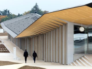 Mit einer Breite von rund fünf Metern an seinem nördlichen und 16 Metern am südlichen Ende weist das Artlab gleichsam als Sichtachse vom Genfersee zur zentralen Esplanade Plaza auf dem Campus