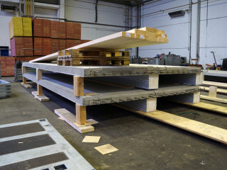 Die vorgefertigten Holz-Beton-Verbunddecken sind vergleichsweise leicht und besitzen gute schalldämmende und brandtechnische Eigenschaften