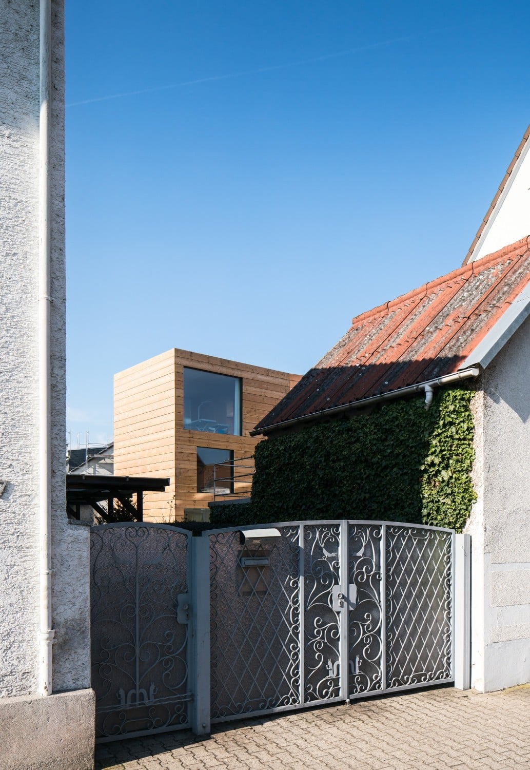 Das Holzhaus wirkt als Blickfang im verdichteten Ortszentrum von Bischofsheim