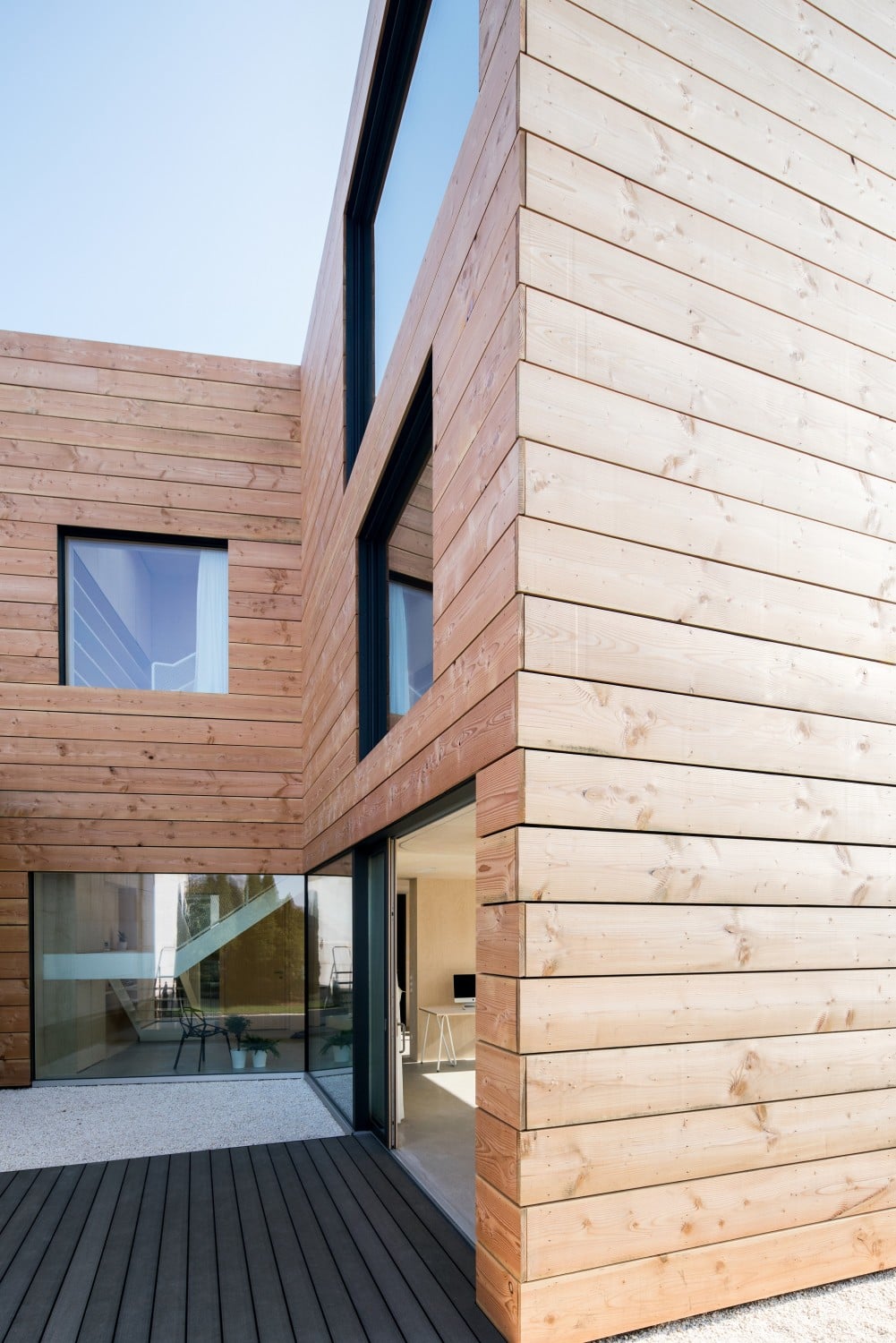 Das Büro- und Wohnhaus bildet drei unterschiedliche Höfe aus, z.B. hier einen geschützten Gartenhof im Nordwesten