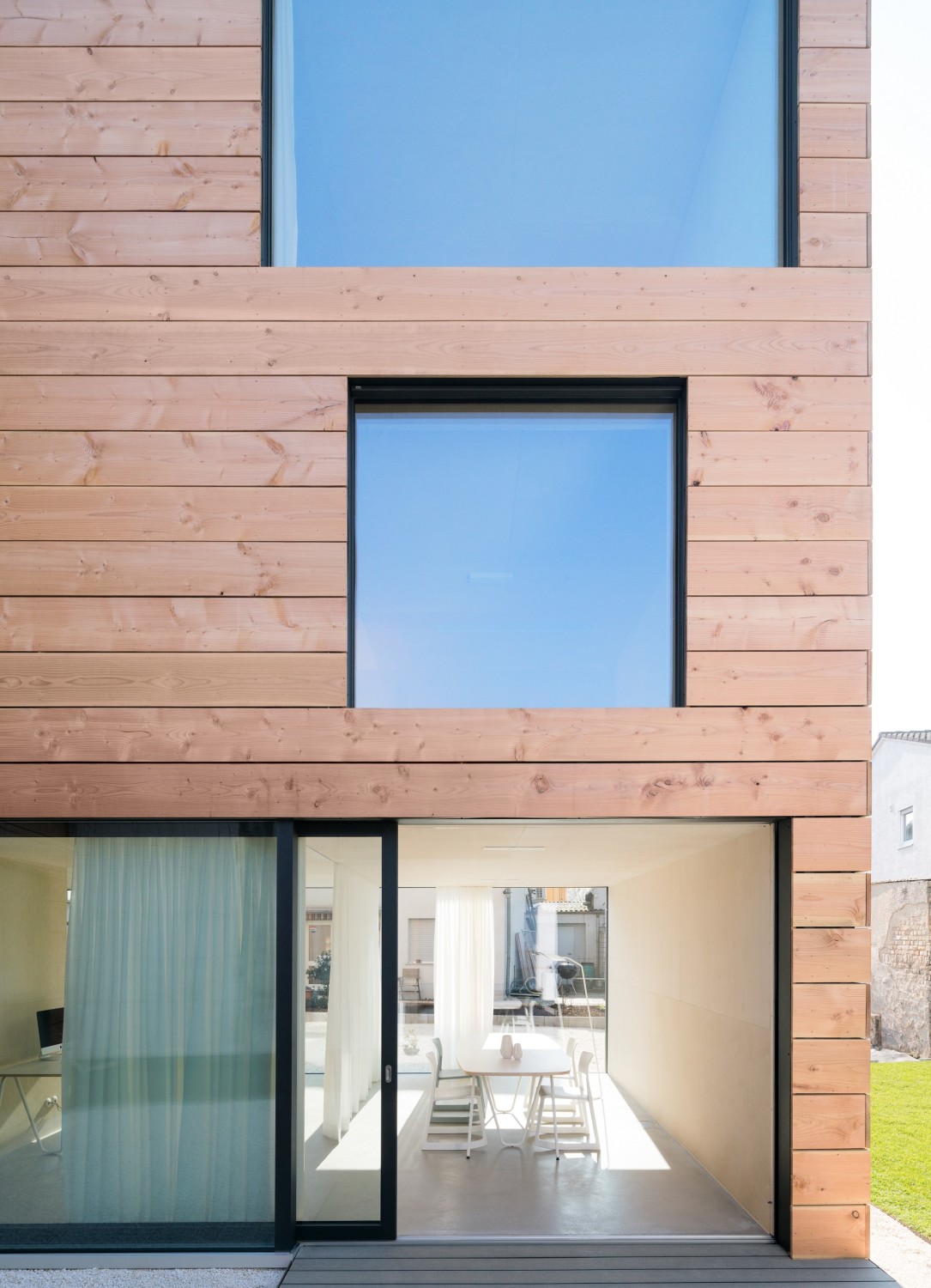 Attika und Fensterbleche liegen verborgen hinter der Holzfassade