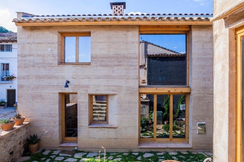 Die tragenden Wände des Casa de tierra bestehen aus Stampflehm, dem Kalkmörtel und Stroh beigemisch worden sind