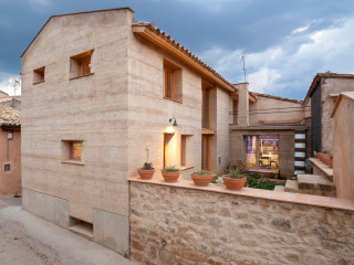 Mitten im nordspanischen Städtchen Ayerbe hat Angels Castellarnau ein Wohnhaus geplant, das an lokaler traditioneller Architektur orientiert ist