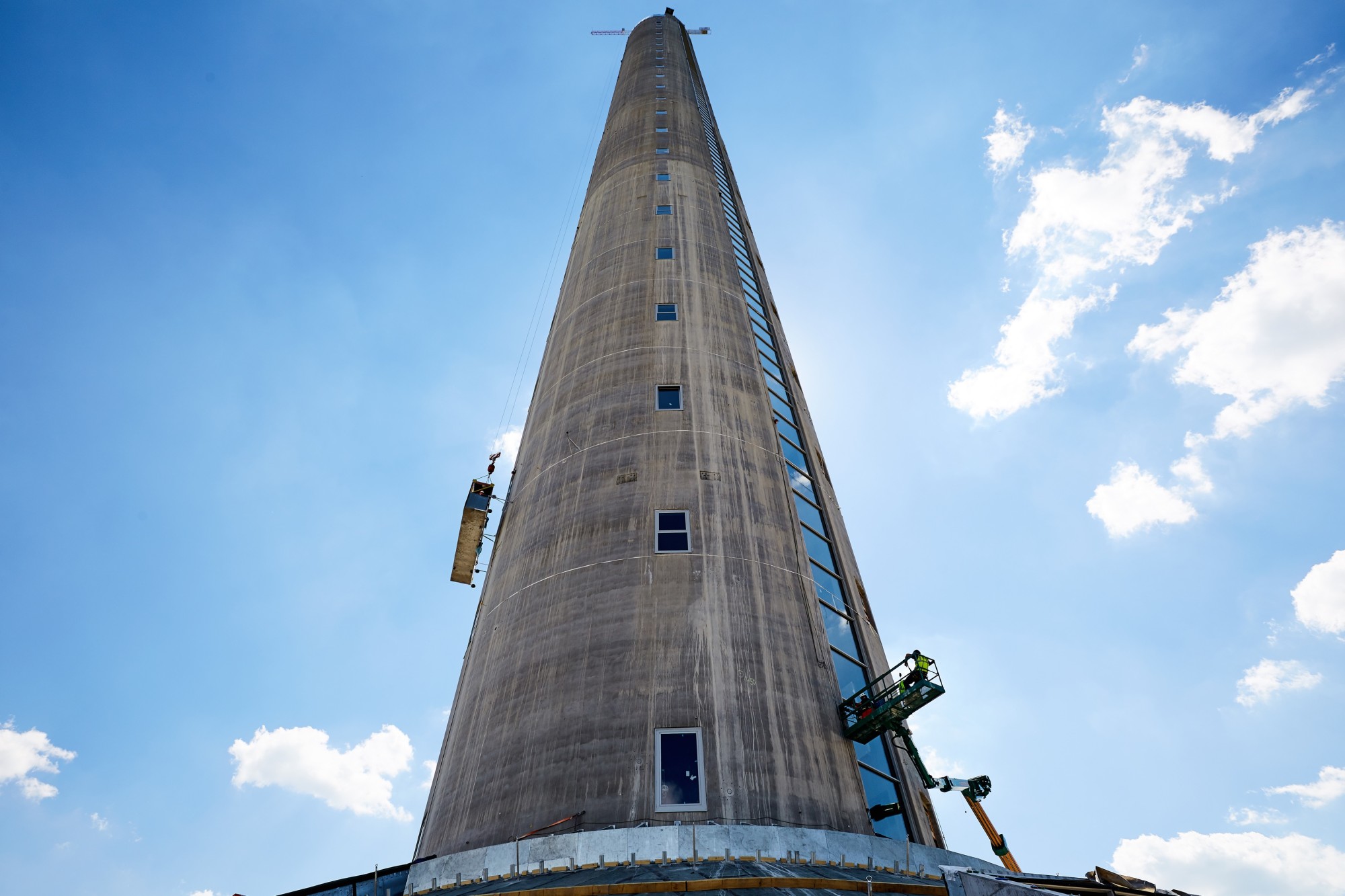 Mittlerweile hat der Aufzugtestturm seine „Zielhöhe“ von 246 Metern erreicht